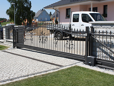 Zaun und Toranlage mit elektrischem Türantrieb - Oberfläche pulverbeschichtet